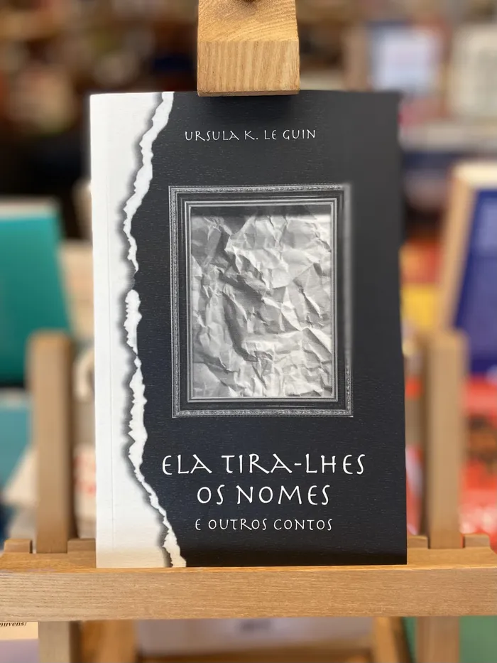 ELA TIRA-LHES OS NOMES