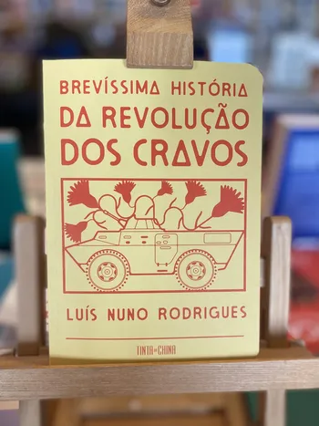 BREVÍSSIMA HISTÓRIA DA REVOLUÇÃO DOS CRAVOS